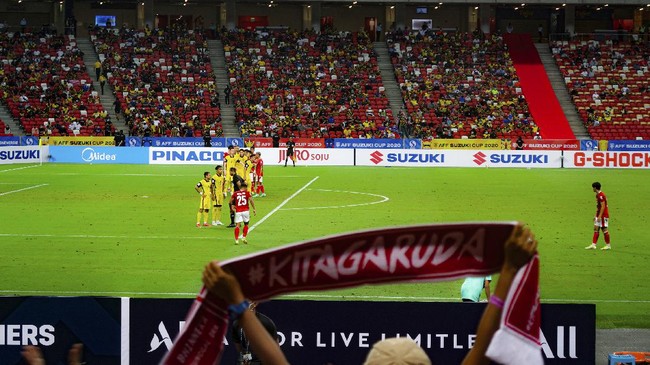 Suporter Timnas Indonesia di Singapura girang bukan kepalang melihat penampilan anak asuh Shin Tae Yong ketika menaklukkan Malaysia.