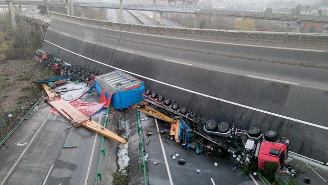 Sebuah bagian jembatan tol di China ambruk dan menimpa sejumlah kendaraan yang tengah melintas di bawahnya hingga menewaskan 4 orang.