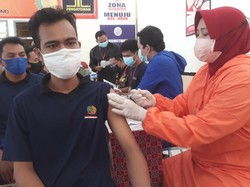 Bagi-bagi Makanan Bergizi untuk Peserta Vaksinasi di Gowa