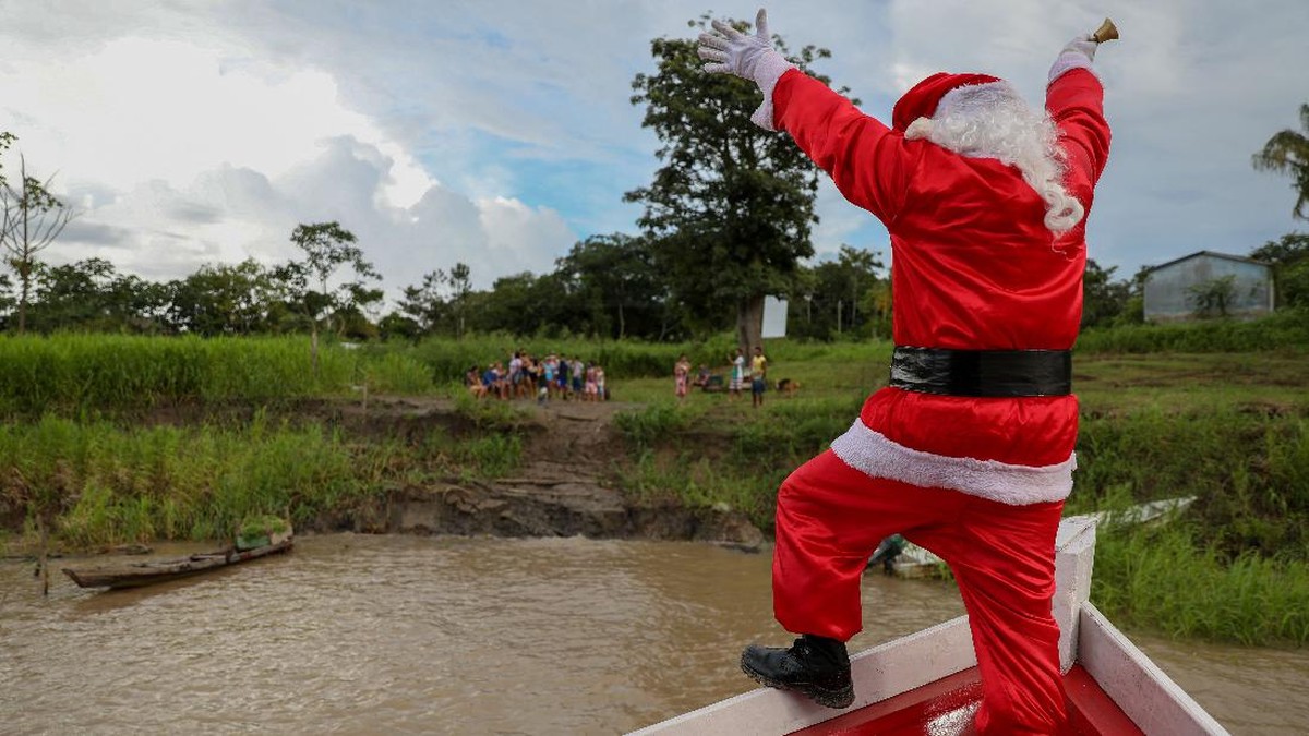 FOTO: Sinterklas Arungi Sungai Amazon Antar Kado Natal