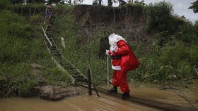 FOTO: Sinterklas Arungi Sungai Amazon Antar Kado Natal