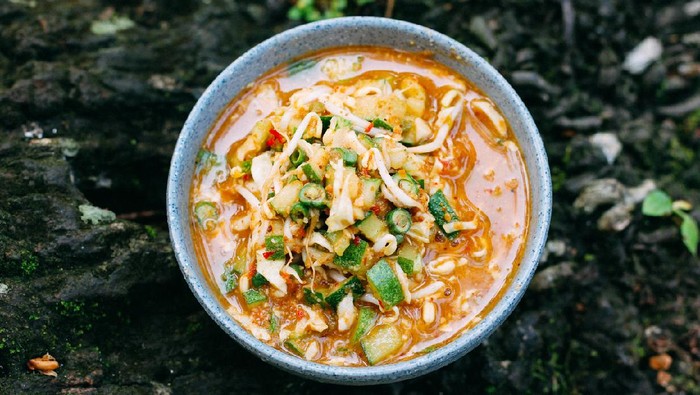 sundanese raw vegetable salad with peanut sauce