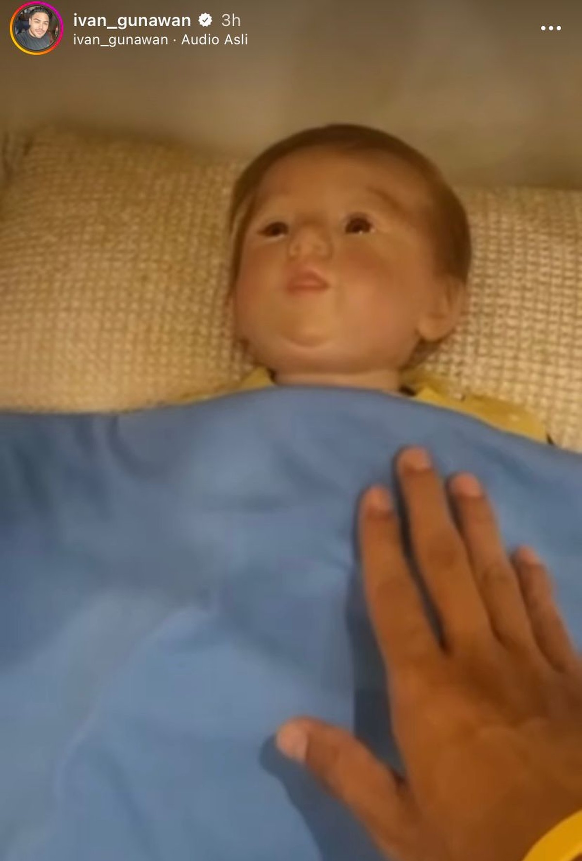Ivan Gunawan menjadi sorotan usai umumkan kelahiran anak pertamanya dengan Neva bernama&comma; Miracle&period; Yuk kita intip&excl;