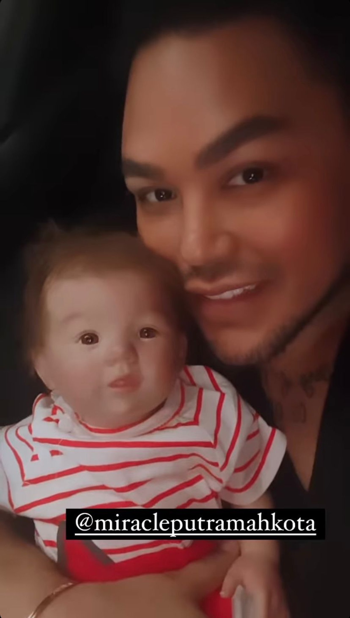 Ivan Gunawan menjadi sorotan usai umumkan kelahiran anak pertamanya dengan Neva bernama&comma; Miracle&period; Yuk kita intip&excl;