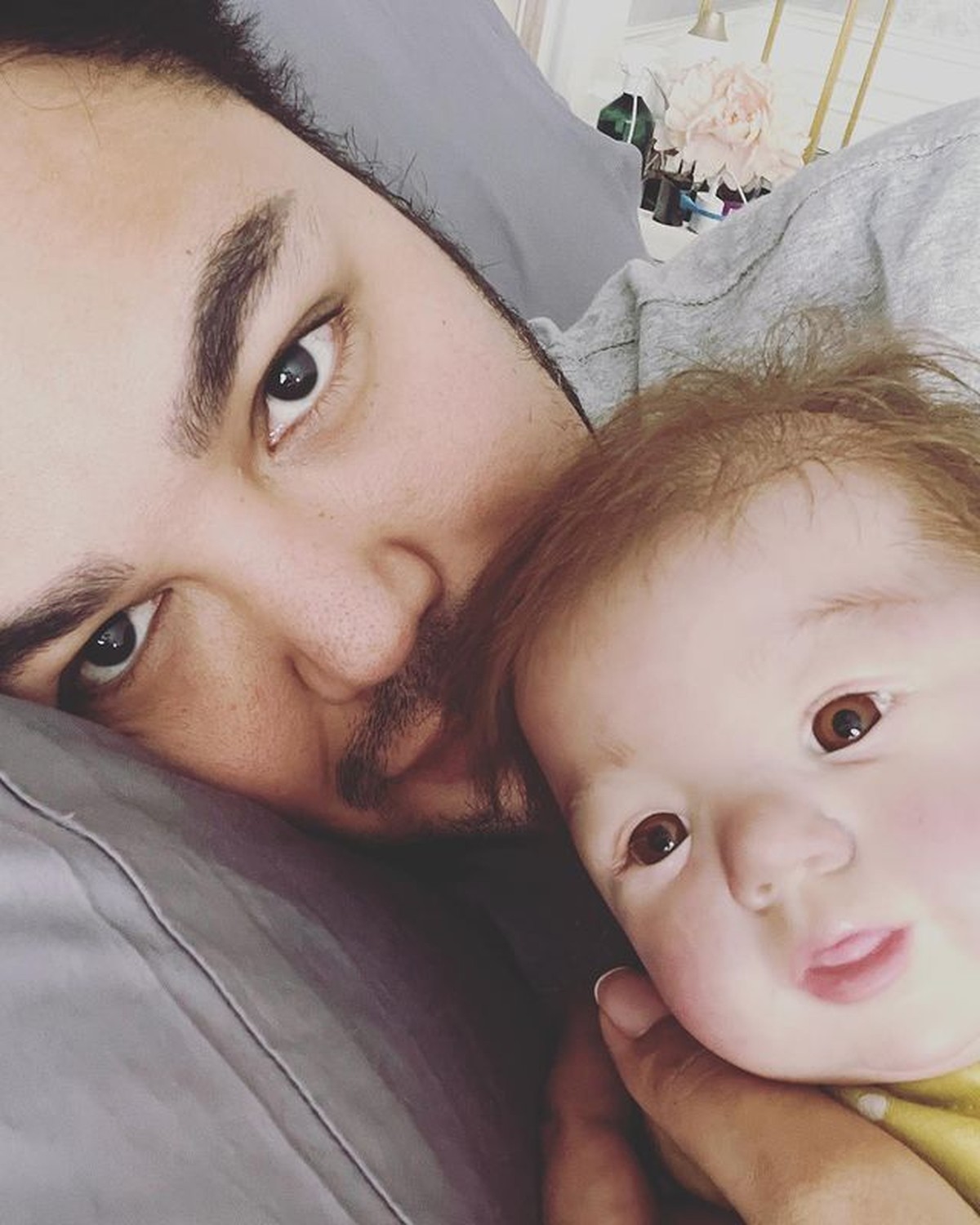 Ivan Gunawan menjadi sorotan usai umumkan kelahiran anak pertamanya dengan Neva bernama&comma; Miracle&period; Yuk kita intip&excl;