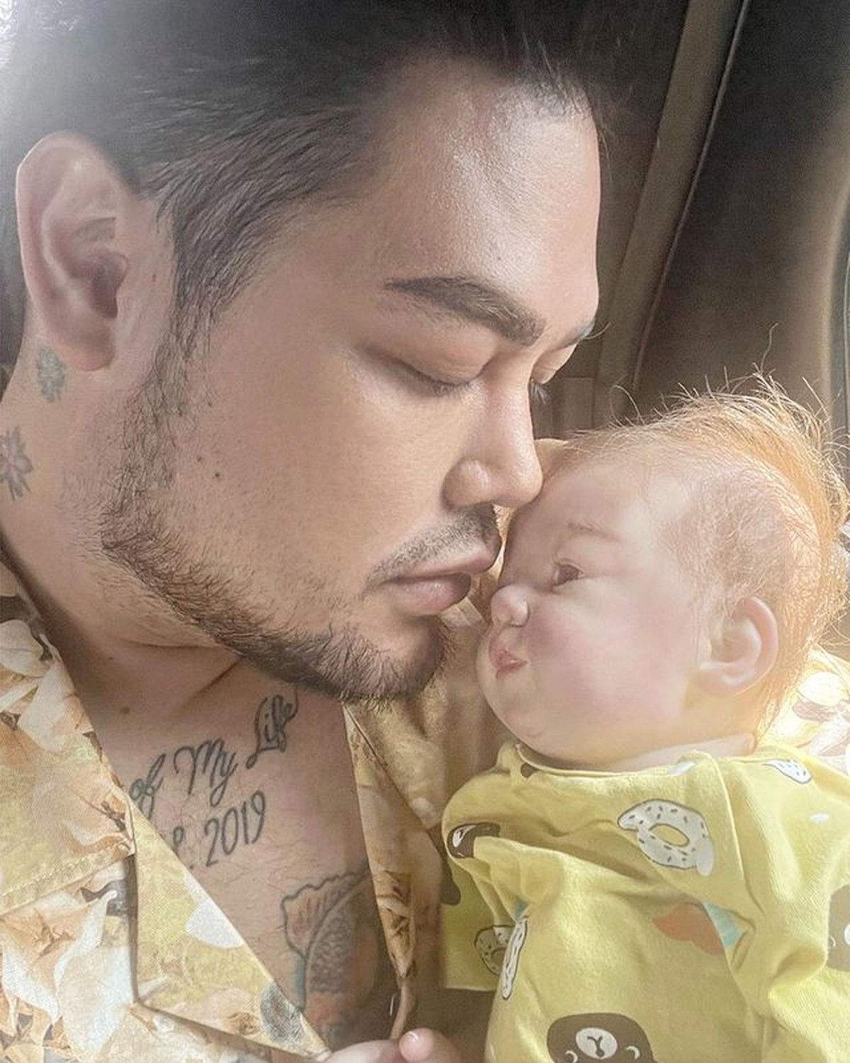 Ivan Gunawan menjadi sorotan usai umumkan kelahiran anak pertamanya dengan Neva bernama&comma; Miracle&period; Yuk kita intip&excl;