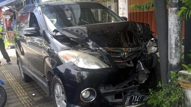 Tiga korban yang ditabrak mobil di trotoar Tabanan, Bali berasal dari Jember, Jawa Timur. Satu orang meninggal dunia di lokasi kejadian.