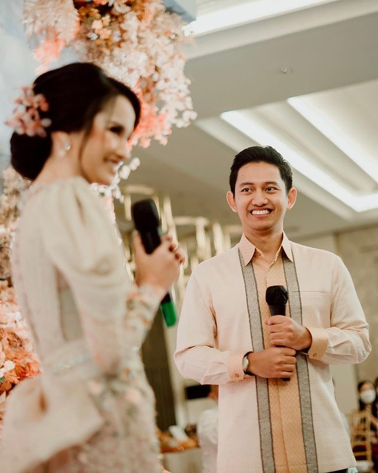 Belva Devara lamar sang kekasih Sabrina Anggraini secara resmi di hadapan keluarga. Yuk intip momennya!