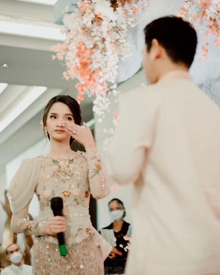 Belva Devara lamar sang kekasih Sabrina Anggraini secara resmi di hadapan keluarga. Yuk intip momennya!