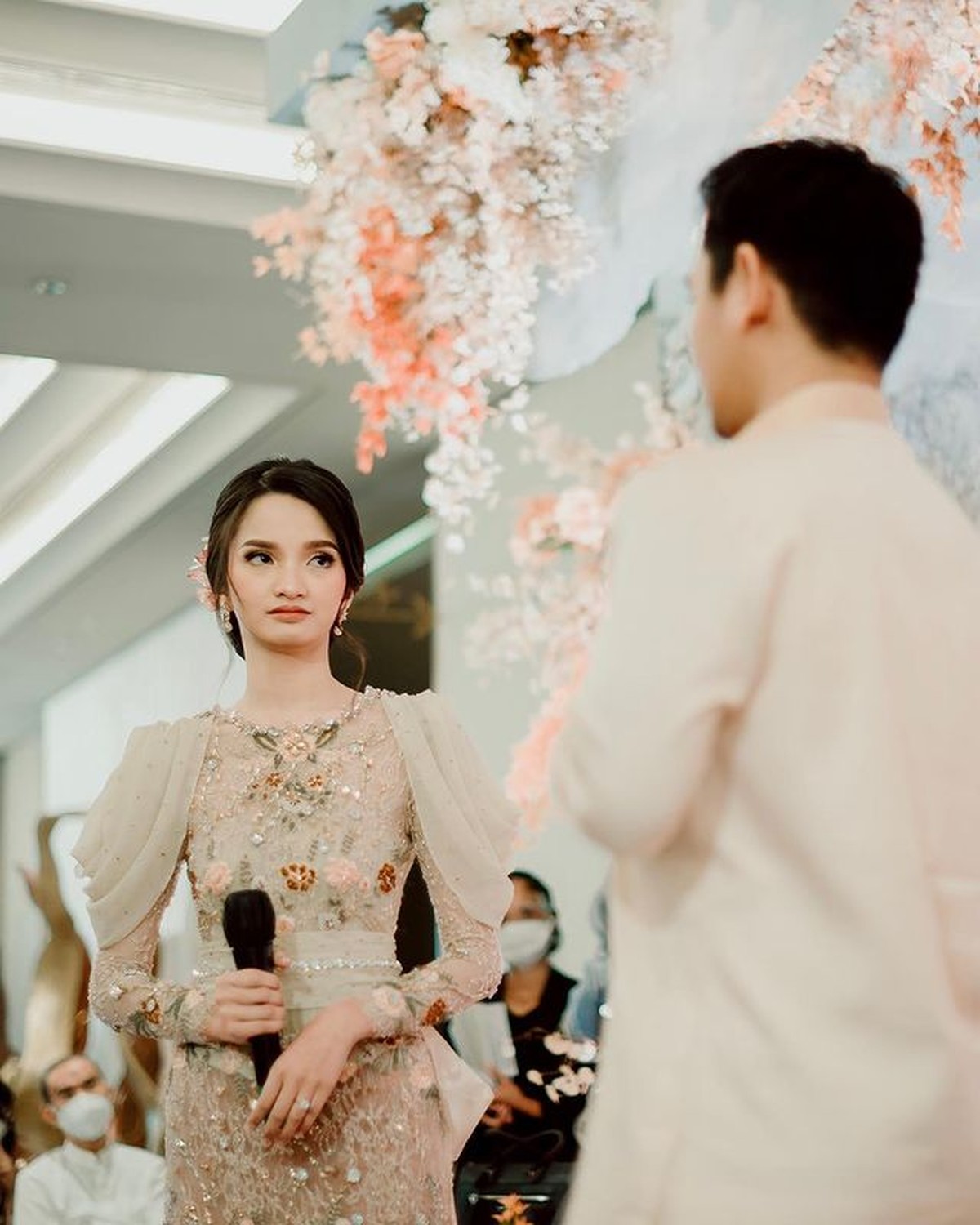 Belva Devara lamar sang kekasih Sabrina Anggraini secara resmi di hadapan keluarga&period; Yuk intip momennya&excl;