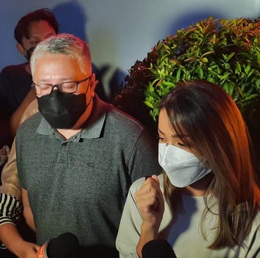 Hadiri Sidang Kasus Mafia Tanah, Nirina Zubir Pakai Penyangga Tangan