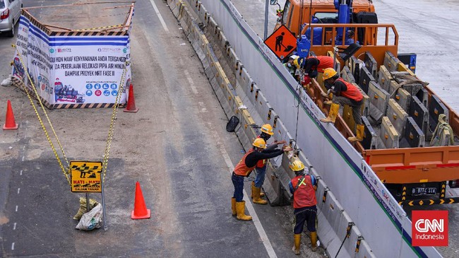 Arus lalu lintas di simpang Jl. Kebun Sirih, Jakarta Pusat, dialihkan imbas pembangunan proyek Moda Raya Terpadu (MRT) fase 2.