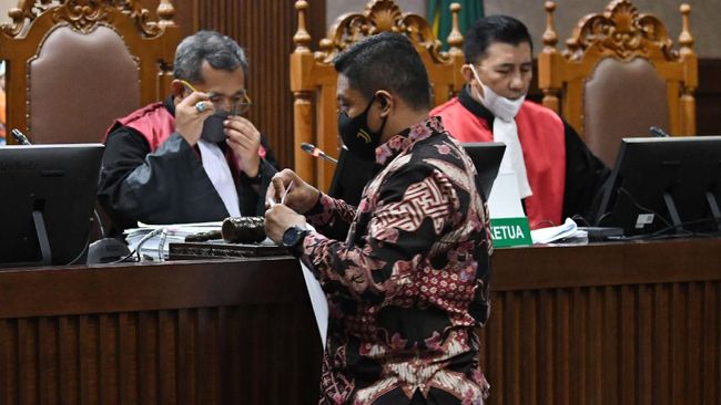 Robin Akan Lengkapi Data MAKI yang Laporkan Lili Pintauli ke Kejagung Pengacara dari eks penyidik KPK Robin Pattuju menyatakan kliennya akan melengkapi data MAKI yang laporkan Komisioner KPK Lili Pintauli soal kasus Tanjungbalai.