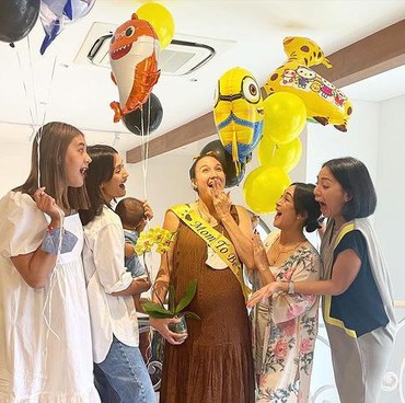 Bersahaja, 6 Potret Baby Shower Nadine Chandrawinata dengan Sahabat