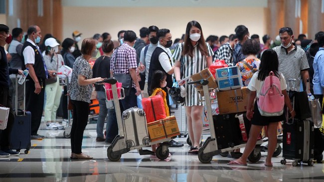 Jumlah penumpang di Bandara Internasional Juanda Surabaya, Jawa Timur, meningkat jelang libur Natal dan Tahun Baru 2023.