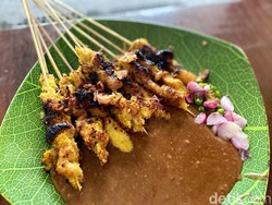 Warung Suramadu: Harum Gurih Sate Kelapa yang Legendaris di Tebet