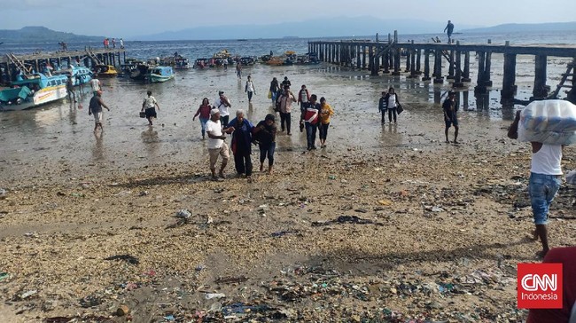 Kapal cepat (speedboat) bermuatan 100 penumpang dilaporkan terbalik di sekitar perairan Pulau Pombo, Maluku Tengah, Senin (20/12).