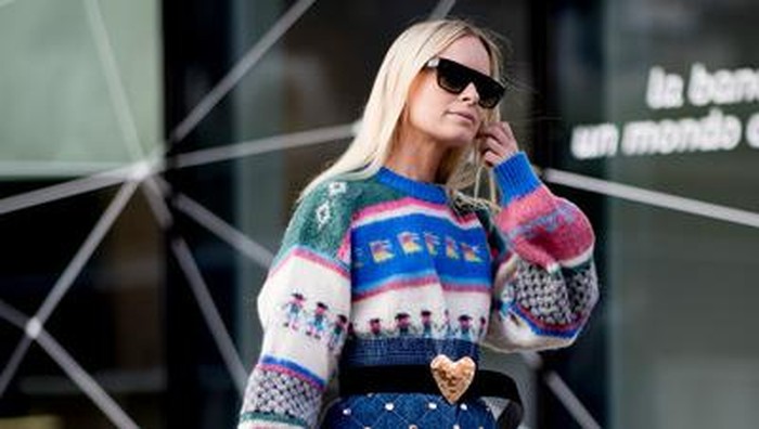Inspirasi Tampil Stylish Memakai Sweater ala Street Style! Nggak Nyangka Bisa Bermacam Gaya
