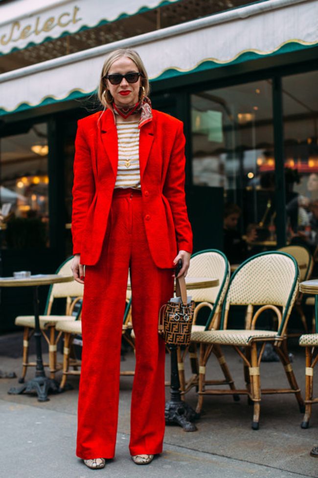 Selain Dress, Kamu Juga Bisa Pakai Jenis Busana Warna Merah Ini untuk ...