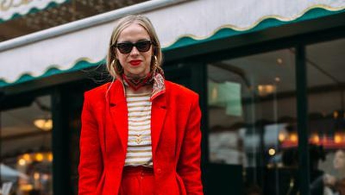 Selain Dress, Kamu Juga Bisa Pakai Jenis Busana Warna Merah Ini untuk Tampil Fashionable di Hari Natal