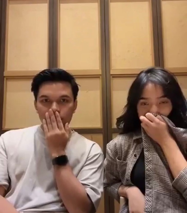Thoriq Halilintar dan Fuji Sejak bikin konten masak bareng beberapa waktu lalu, Fuji dan Thoriq Halilintar terlihat makin dekat. Yuk intip kebersamaan mereka!