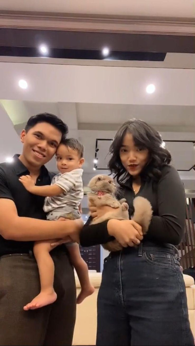 Sejak bikin konten masak bareng beberapa waktu lalu, Fuji dan Thoriq Halilintar terlihat makin dekat. Yuk intip kebersamaan mereka!