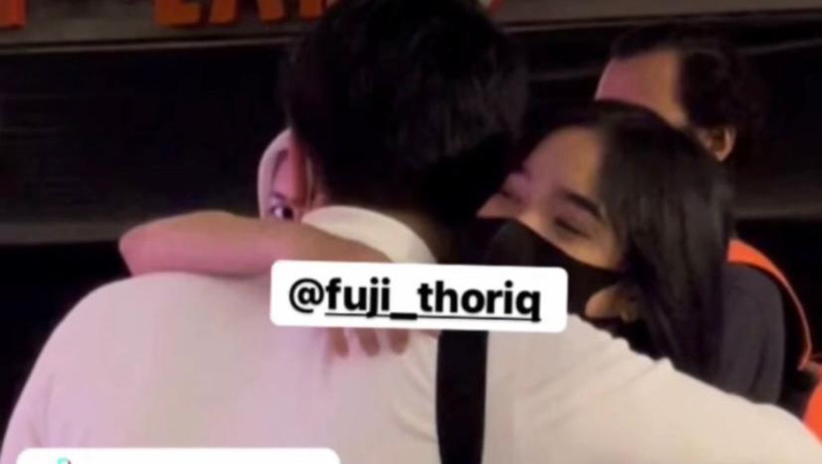 Kedekatan Fuji dan Thoriq Halilintar sedang jadi sorotan&comma; baru-baru ini Fuji antar Thoriq ke bandara sangat manis&period; Yuk intip&excl;