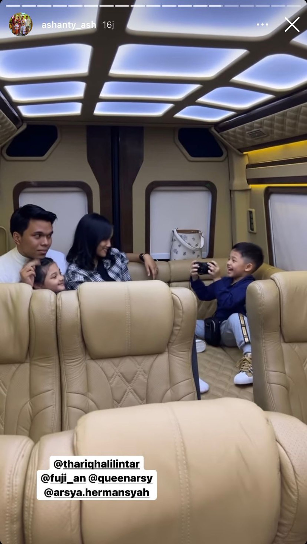 Kedekatan Fuji dan Thoriq Halilintar sedang jadi sorotan&comma; baru-baru ini Fuji antar Thoriq ke bandara sangat manis&period; Yuk intip&excl;