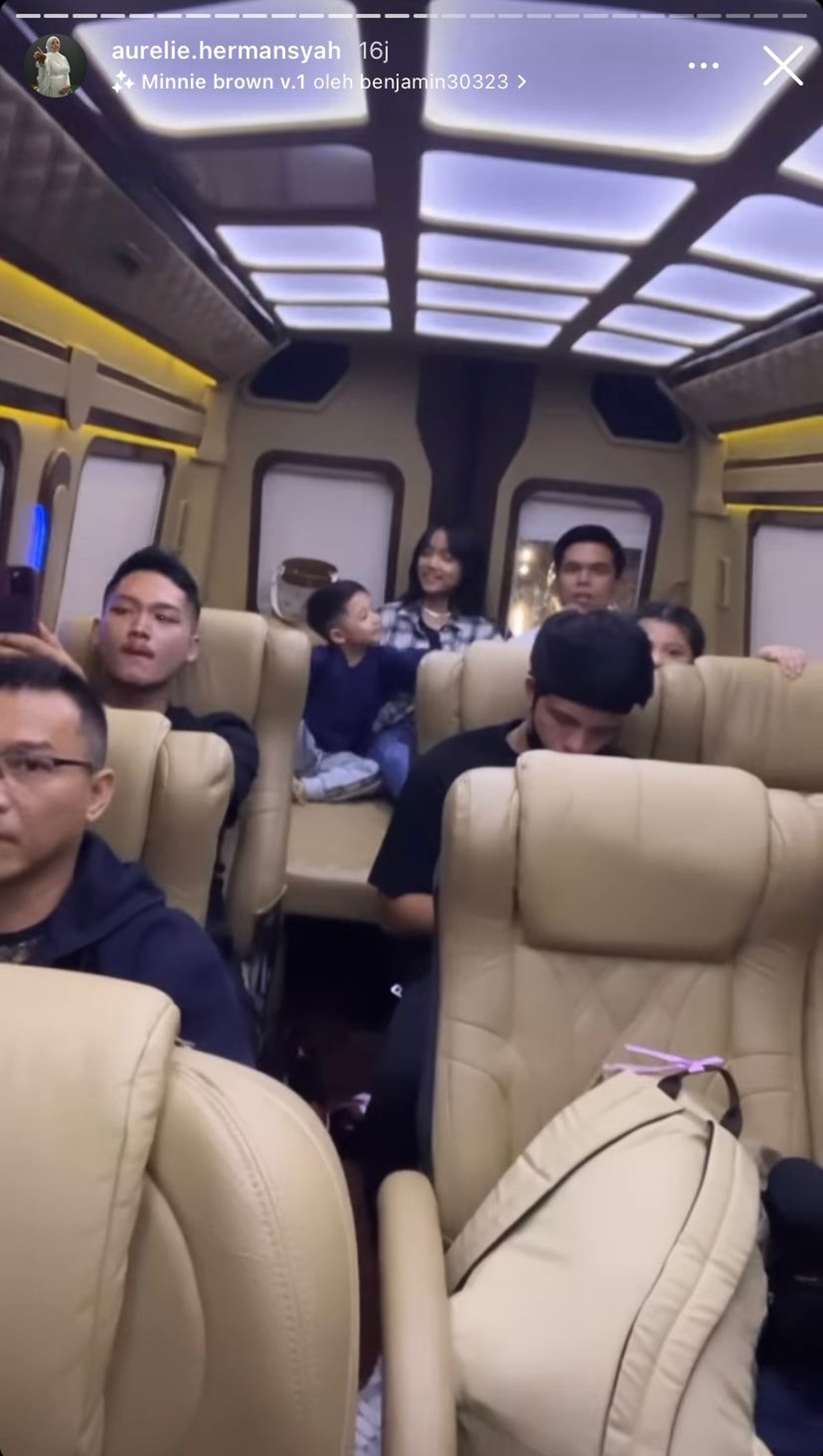 Kedekatan Fuji dan Thoriq Halilintar sedang jadi sorotan&comma; baru-baru ini Fuji antar Thoriq ke bandara sangat manis&period; Yuk intip&excl;