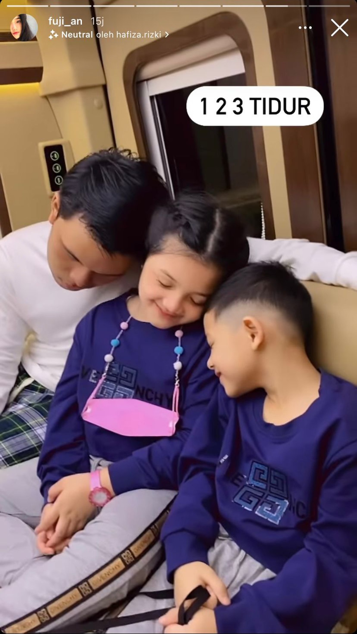 Kedekatan Fuji dan Thoriq Halilintar sedang jadi sorotan&comma; baru-baru ini Fuji antar Thoriq ke bandara sangat manis&period; Yuk intip&excl;