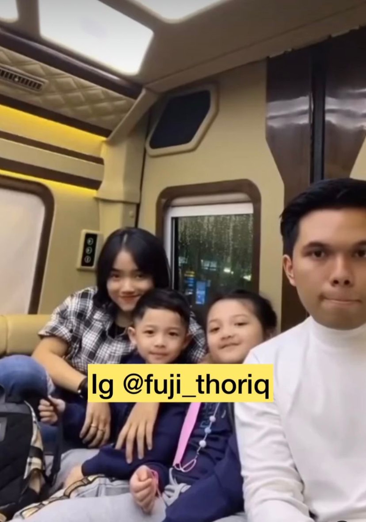 Kedekatan Fuji dan Thoriq Halilintar sedang jadi sorotan&comma; baru-baru ini Fuji antar Thoriq ke bandara sangat manis&period; Yuk intip&excl;