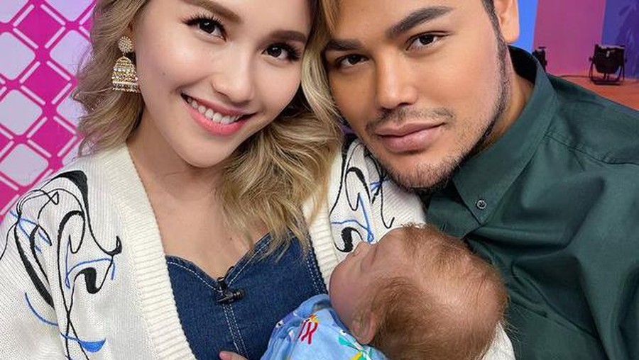 Putra Ivan Gunawan, Miracle Putra Mahkota atau dipanggil Eqqel jadi sorotan. Yuk intip potret Eqqel bersama para selebritis Tanah Air!