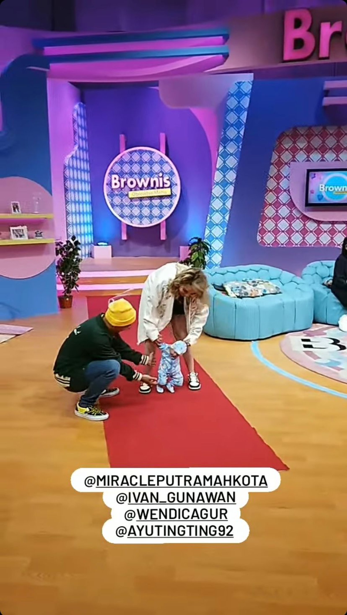 Putra Ivan Gunawan&comma; Miracle Putra Mahkota atau dipanggil Eqqel jadi sorotan&period; Yuk intip potret Eqqel bersama para selebritis Tanah Air&excl;