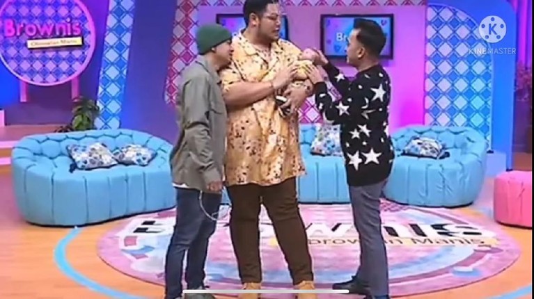 Putra Ivan Gunawan, Miracle Putra Mahkota atau dipanggil Eqqel jadi sorotan. Yuk intip potret Eqqel bersama para selebritis Tanah Air!