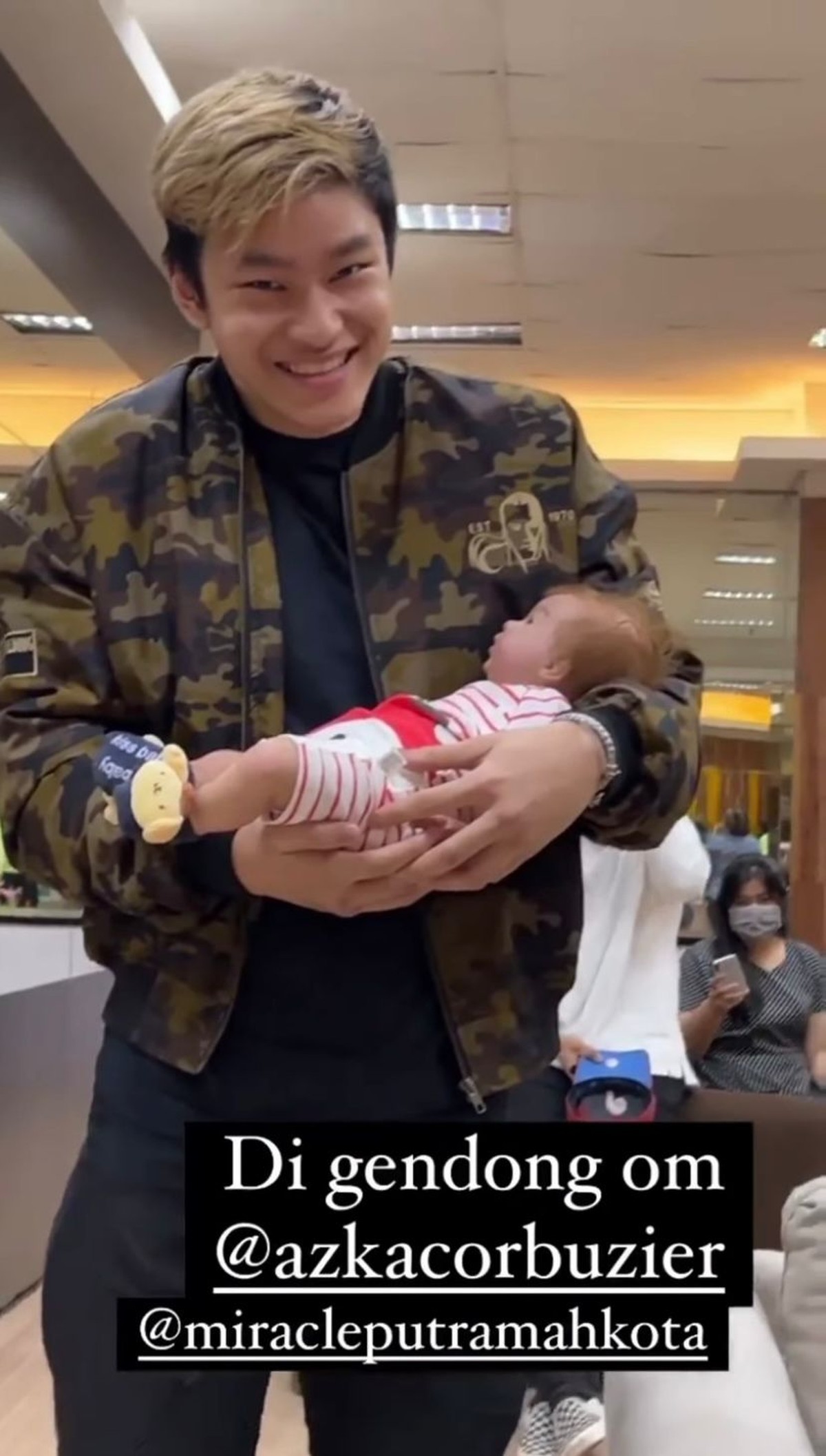 Putra Ivan Gunawan&comma; Miracle Putra Mahkota atau dipanggil Eqqel jadi sorotan&period; Yuk intip potret Eqqel bersama para selebritis Tanah Air&excl;