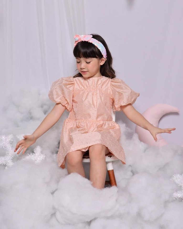 7 Pemotretan Terbaru Gempita Difoto Sang Ayah Gading Marten Tuai Pujian Baru-baru ini Gading melakukan sesi pemotretan dan modelnya adalah Gempita putri tunggalnya jadi sorotan. Yuk intip potretnya!