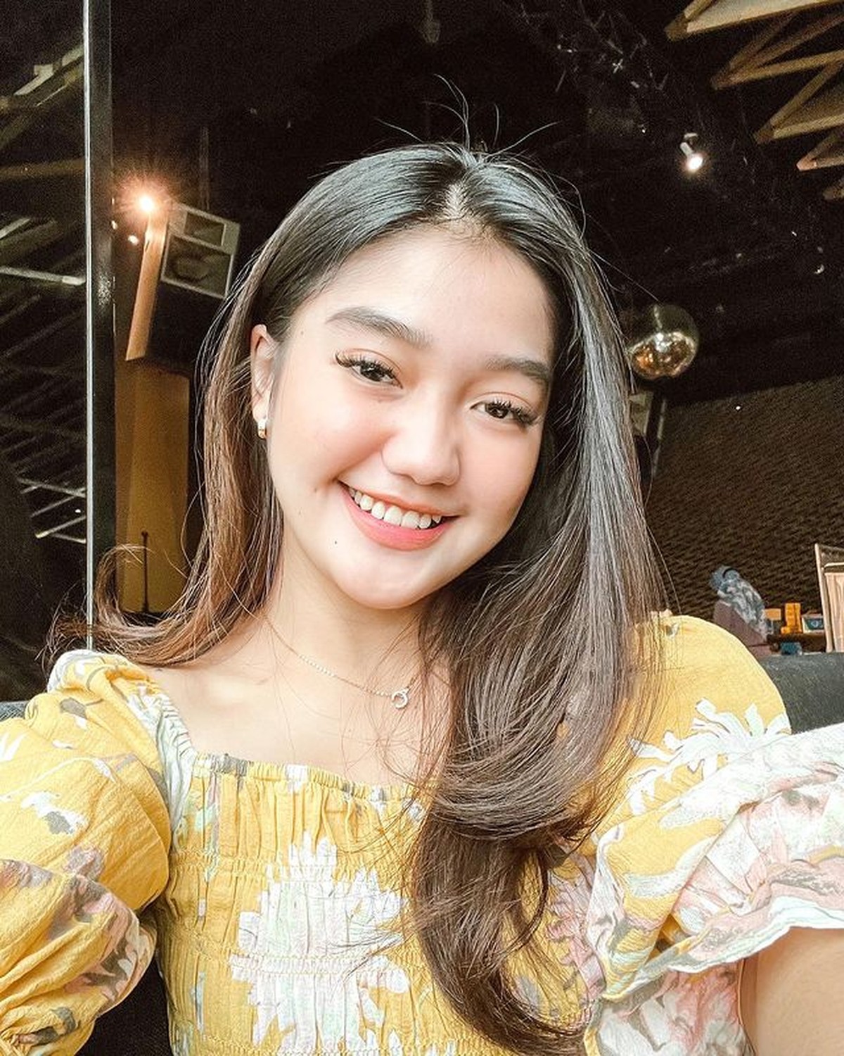 Sebelumnya&comma; Chika seleb TikTok diketahui berpacaran dengan Thariq Halilintar dan mengaku belum putus&period; Yuk intip potretnya&excl;