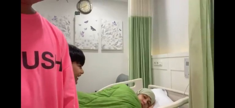 Fairuz A Rafiq telah melahirkan anak ketiganya ditemani suami tercinta, Sonny Septian dan anak-anaknya. Yuk intip potretnya!