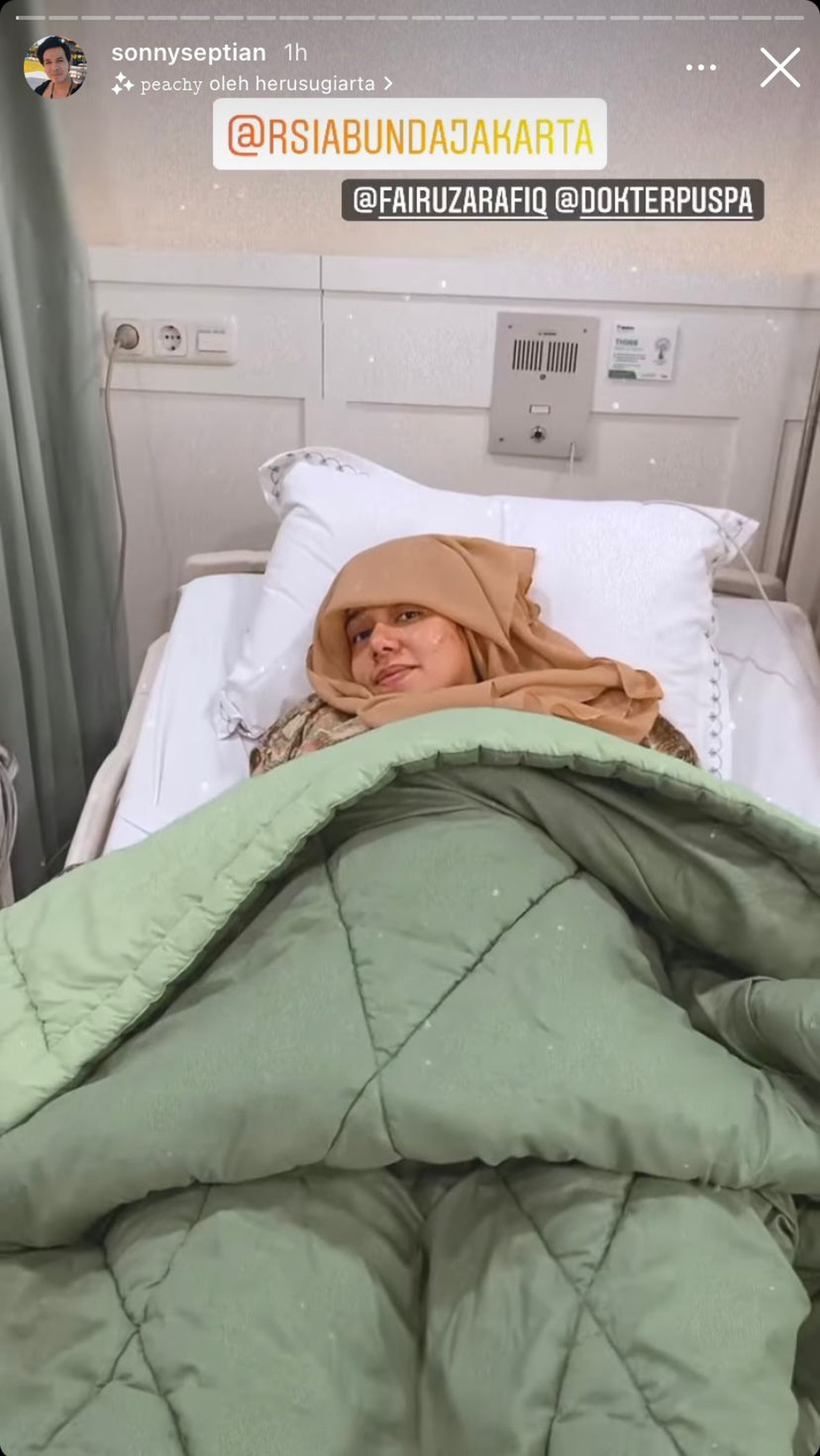 Fairuz A Rafiq telah melahirkan anak ketiganya ditemani suami tercinta&comma; Sonny Septian dan anak-anaknya&period; Yuk intip potretnya&excl;