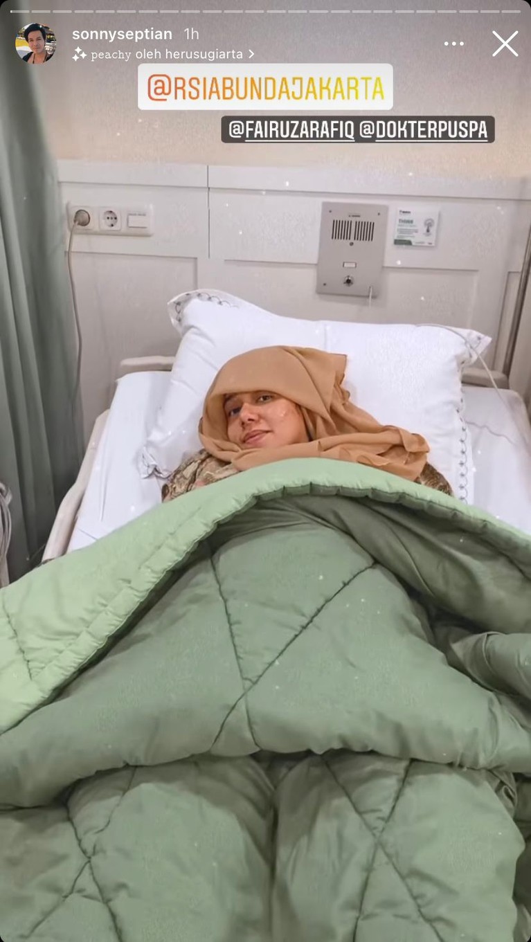7 Potret Fairuz A Rafiq Lahirkan Anak Ketiga Ditemani Suami & Anak-anak Fairuz A Rafiq telah melahirkan anak ketiganya ditemani suami tercinta, Sonny Septian dan anak-anaknya. Yuk intip potretnya!