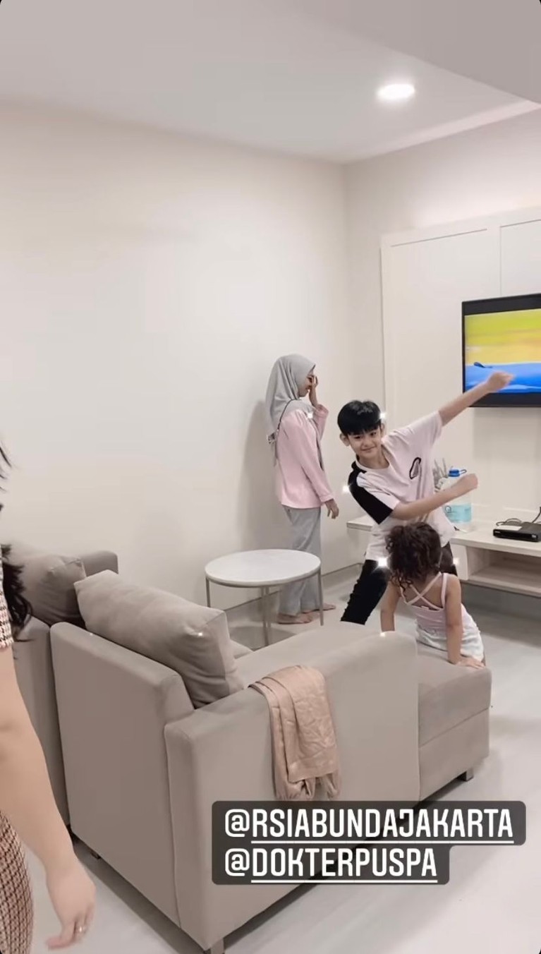 Fairuz A Rafiq telah melahirkan anak ketiganya ditemani suami tercinta, Sonny Septian dan anak-anaknya. Yuk intip potretnya!