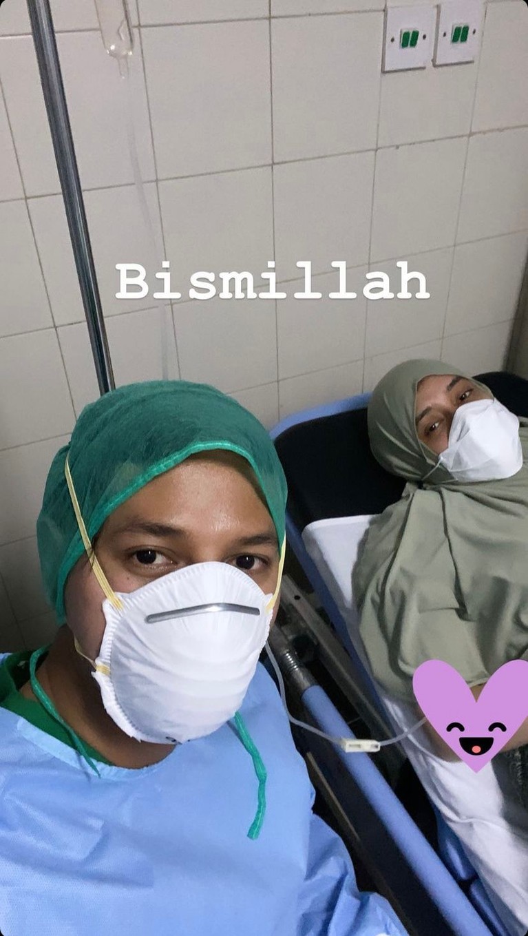 7 Potret Fairuz A Rafiq Lahirkan Anak Ketiga Ditemani Suami & Anak-anak Fairuz A Rafiq telah melahirkan anak ketiganya ditemani suami tercinta, Sonny Septian dan anak-anaknya. Yuk intip potretnya!