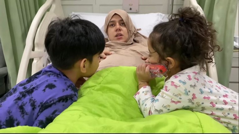 7 Potret Fairuz A Rafiq Lahirkan Anak Ketiga Ditemani Suami & Anak-anak Fairuz A Rafiq telah melahirkan anak ketiganya ditemani suami tercinta, Sonny Septian dan anak-anaknya. Yuk intip potretnya!