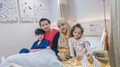 Fairuz A Rafiq telah melahirkan anak ketiganya ditemani suami tercinta&comma; Sonny Septian dan anak-anaknya&period; Yuk intip potretnya&excl;