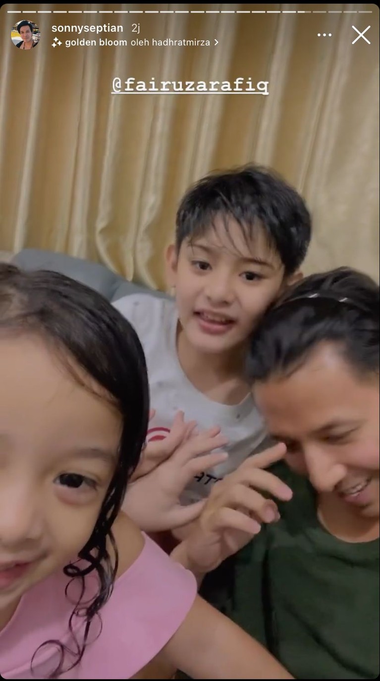 Fairuz A Rafiq telah melahirkan anak ketiganya ditemani suami tercinta, Sonny Septian dan anak-anaknya. Yuk intip potretnya!