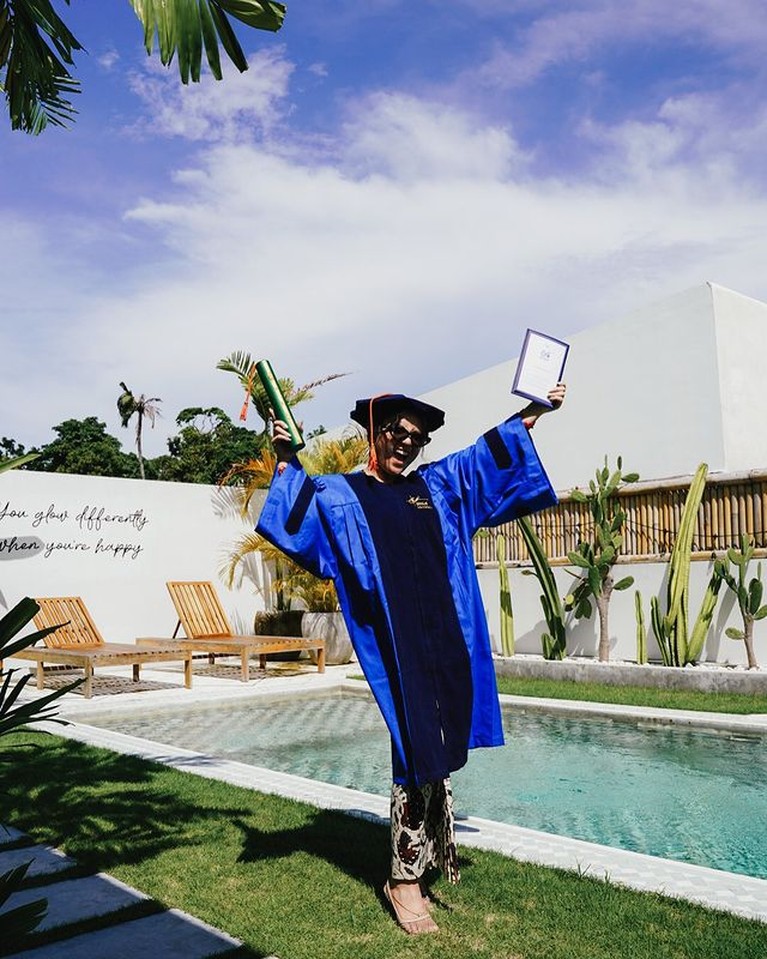 7 Potret Marsha Aruan Rayakan Wisuda Sarjana Marsha Aruan sedang berbahagia telah berhasil menyelesaikan pendidikan sarjananya. Yuk intip momen wisudanya!