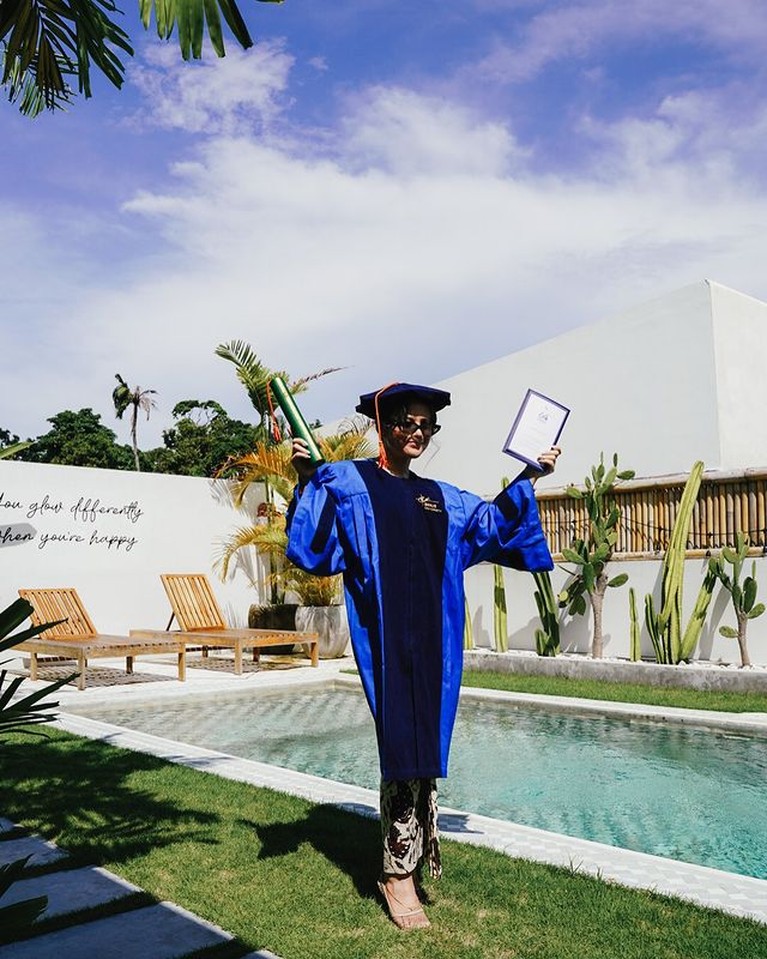 7 Potret Marsha Aruan Rayakan Wisuda Sarjana Marsha Aruan sedang berbahagia telah berhasil menyelesaikan pendidikan sarjananya. Yuk intip momen wisudanya!
