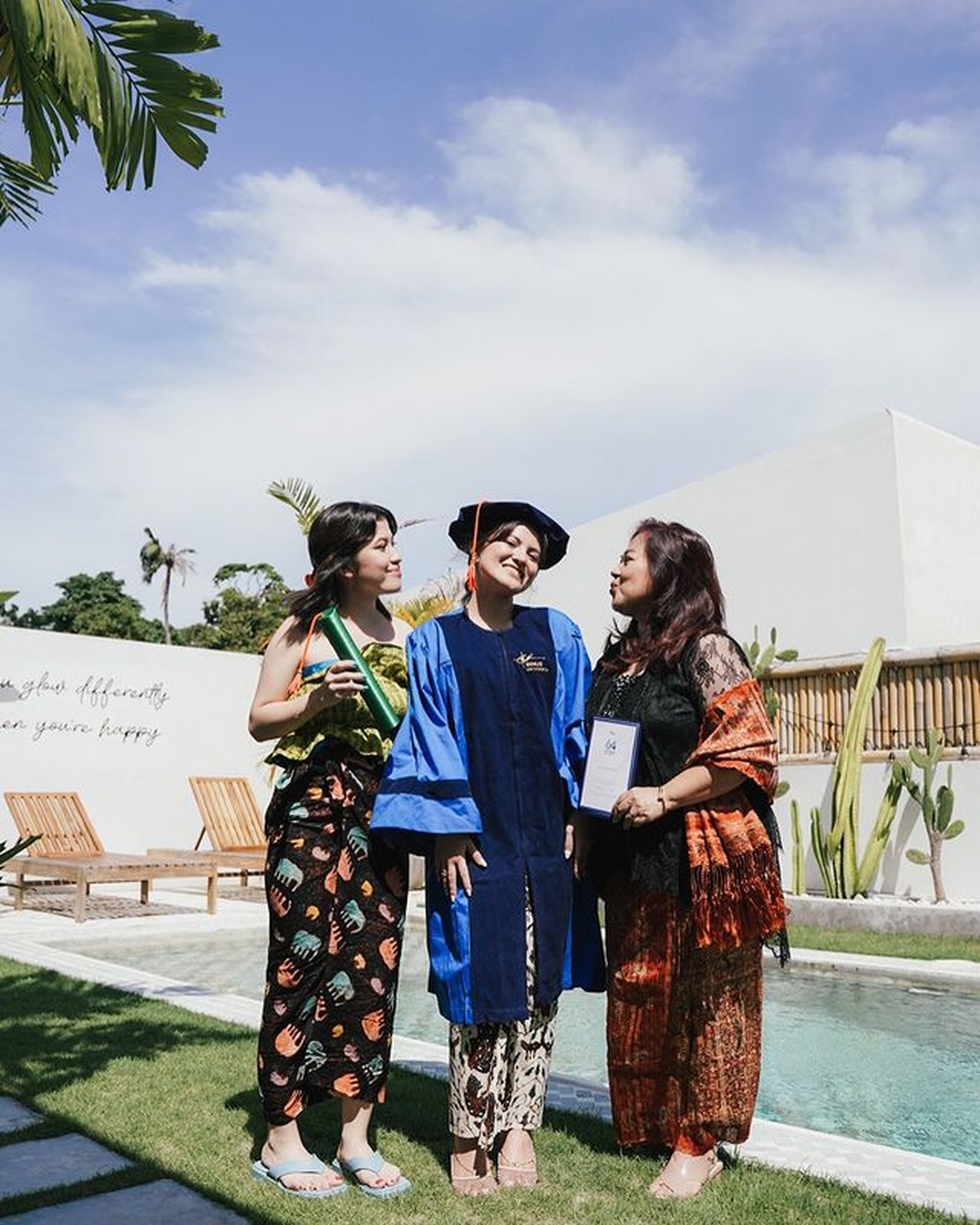 7 Potret Marsha Aruan Wisuda Sarjana