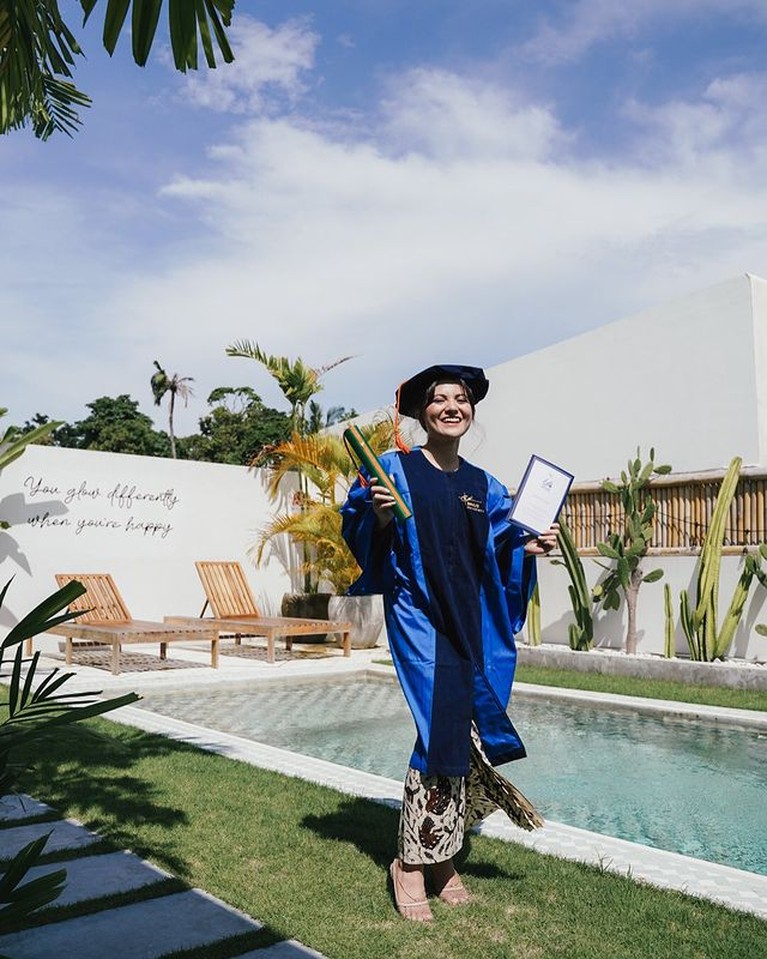 7 Potret Marsha Aruan Wisuda Sarjana