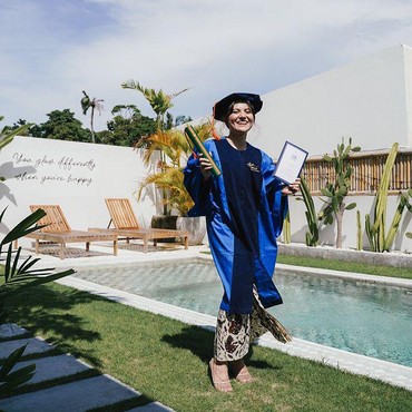 Selamat! Ini 7 Potret Bahagia Marsha Aruan Pakai Toga Rayakan Wisuda